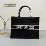 Новейшая сумка Book Tote из телячьей кожи от Dior с принтом в стиле сюрреализма.