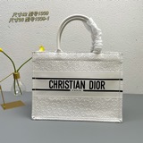 Новейшая сумка Book Tote из телячьей кожи от Dior с принтом в виде суперреалисти