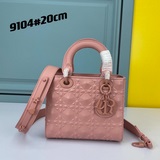 Эксклюзивная модель Lady от Dior： новая сумка с клапаном из кожи с матовой текст