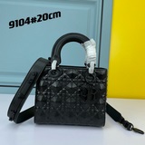 Эксклюзивная модель Lady от Dior： новая сумка с клапаном из кожи с матовой текст