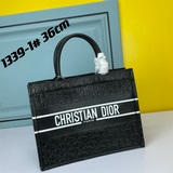 Новейшая сумка Book Tote из телячьей кожи от Dior с принтом в стиле сюрреализма.