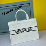 Новейшая сумка Book Tote из телячьей кожи от Dior с принтом в стиле сюрреализма.