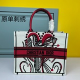 【Di0r Book Tote】 Большинство людей, приобретая товары роскошных брендов, в перву