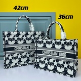 【Di0r Book Tote】 Большинство людей, приобретая товары роскошных брендов, в перву