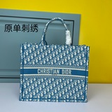 【Di0r Book Tote】 Большинство людей, приобретая товары роскошных брендов, в перву