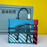【Di0r Book Tote】 Большинство людей, приобретая товары роскошных брендов, в перву