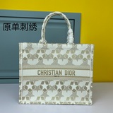 【Di0r Book Tote】 Большинство людей, приобретая товары роскошных брендов, в перву