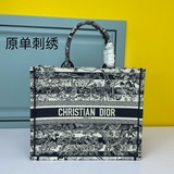 【Di0r Book Tote】 Большинство людей, приобретая товары роскошных брендов, в перву
