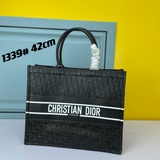 Новейшая сумка Book Tote из телячьей кожи от Dior с принтом в стиле сюрреализма.