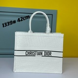 Новейшая сумка Book Tote из телячьей кожи от Dior с принтом в стиле сюрреализма.