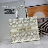 Сумка TOTE. Сумка Book Tote была создана Марией Кагглс.