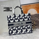Сумка TOTE. Сумка Book Tote была создана Марией Кагглсэри (Maria.