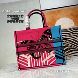 Сумка TOTE. Сумка Book Tote была создана Марией Кагглс.