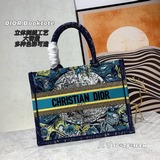 Сумка TOTE. Сумка Book Tote была создана Марией Кагглс.