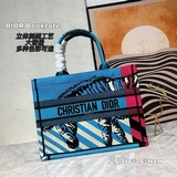 Сумка TOTE. Сумка Book Tote была создана Марией Кагглс.