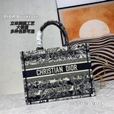 Сумка TOTE. Сумка Book Tote была создана Марией Кагглс.
