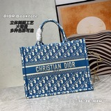 Сумка TOTE. Сумка Book Tote была создана Марией Кагглс.