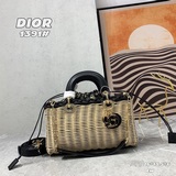 В комплекте с коробкой DIOR Lady эксклюзивная модель Dior с семью горизонтальным