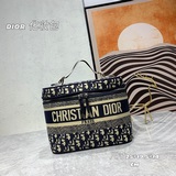 DIOR выпустил новую косметичку с вышитым логотипом. Она отличается большим объем