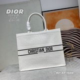 Новейшая сумка Book Tote из телячьей кожи от Dior с принтом в виде суперреалисти