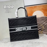 Новейшая сумка Book Tote из телячьей кожи от Dior с принтом в виде суперреалисти