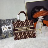 Маленькая сумка синего цвета с вышивкой в виде буквы D, 26,5 см. Сумка BOOK TOTE