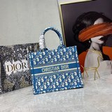 Маленькая сумка с вышивкой в виде синей буквы D, 26,5 см, BOOK TOTE. Эта сумка B