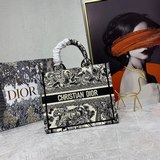 Маленькая сумка с синей вышивкой 26,5 см BOOK TOTE. Эта сумка Book Tote изготовл