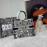 Маленькая сумка с вышивкой в виде синей буквы D, 26,5 см, BOOK TOTE. Эта сумка B