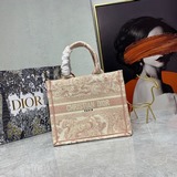 Маленькая сумка с синей вышивкой 26,5 см BOOK TOTE. Эта сумка Book Tote изготовл