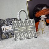 Маленькая сумка с вышивкой синего цвета D, 26,5 см, BOOK TOTE. Эта сумка Book To