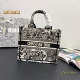 Маленькая сумка с вышивкой синего цвета D, 26,5 см, BOOK TOTE. Эта сумка Book To