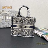 Маленькая сумка с вышивкой в виде синей буквы D, 26,5 см, BOOK TOTE. Эта сумка B
