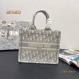 Маленькая сумка с вышивкой в виде синей буквы D, 26,5 см, BOOK TOTE. Эта сумка B