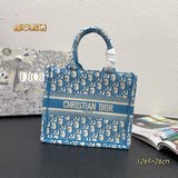 Маленькая сумка с вышивкой в виде синей буквы D, 26,5 см, BOOK TOTE. Эта сумка B