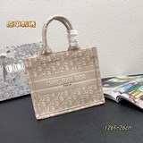 Маленькая сумка с вышивкой синего цвета D, 26,5 см, BOOK TOTE. Эта сумка Book To