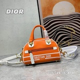 DIOR Новая коллекция этого сезона сочетает в себе классический спортивный стиль 
