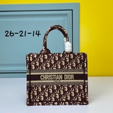 Маленькая сумка с вышивкой синего цвета D, 26,5 см, BOOK TOTE. Эта сумка Book To