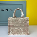 Маленькая сумка с вышивкой в виде синей буквы D, 26,5 см, BOOK TOTE. Эта сумка B