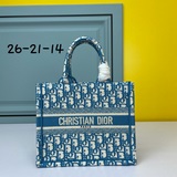 Маленькая сумка с вышивкой в виде синей буквы D, 26,5 см, BOOK TOTE. Эта сумка B