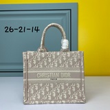 Маленькая сумка с вышивкой в виде синей буквы D, 26,5 см, BOOK TOTE. Эта сумка B