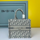 Маленькая сумка с вышивкой в виде синей буквы D, 26,5 см, BOOK TOTE. Эта сумка B