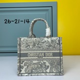 Маленькая сумка с вышивкой синего цвета D, 26,5 см, BOOK TOTE. Эта сумка Book To
