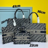 Сумка TOTE. Сумка Book Tote была создана Марией Кагглс.