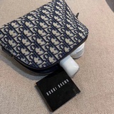 Dior. Косметичка/сумочка с косой вырезанной надписью. Объем сумки не требует доп
