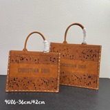 Трудоемкие изделия из кожи с резьбой. Новейшая коллекция Dior для ранней весны. 