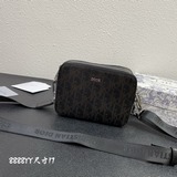Эта сумка-мессенджер из перфорированной кожи элегантна и практична, в нее можно 