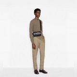 Эта мини-сумка Roller Messenger из перфорированной кожи является изящным и практ