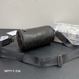 Эта мини-сумка Roller Messenger из перфорированной кожи является изящным и практ