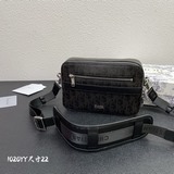 Эта черная сумка-мессенджер Safari из перфорированной кожи станет идеальным спут